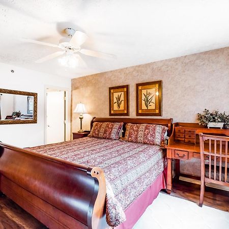 Riverside Escape & Roaring Romance Gatlinburg Room photo